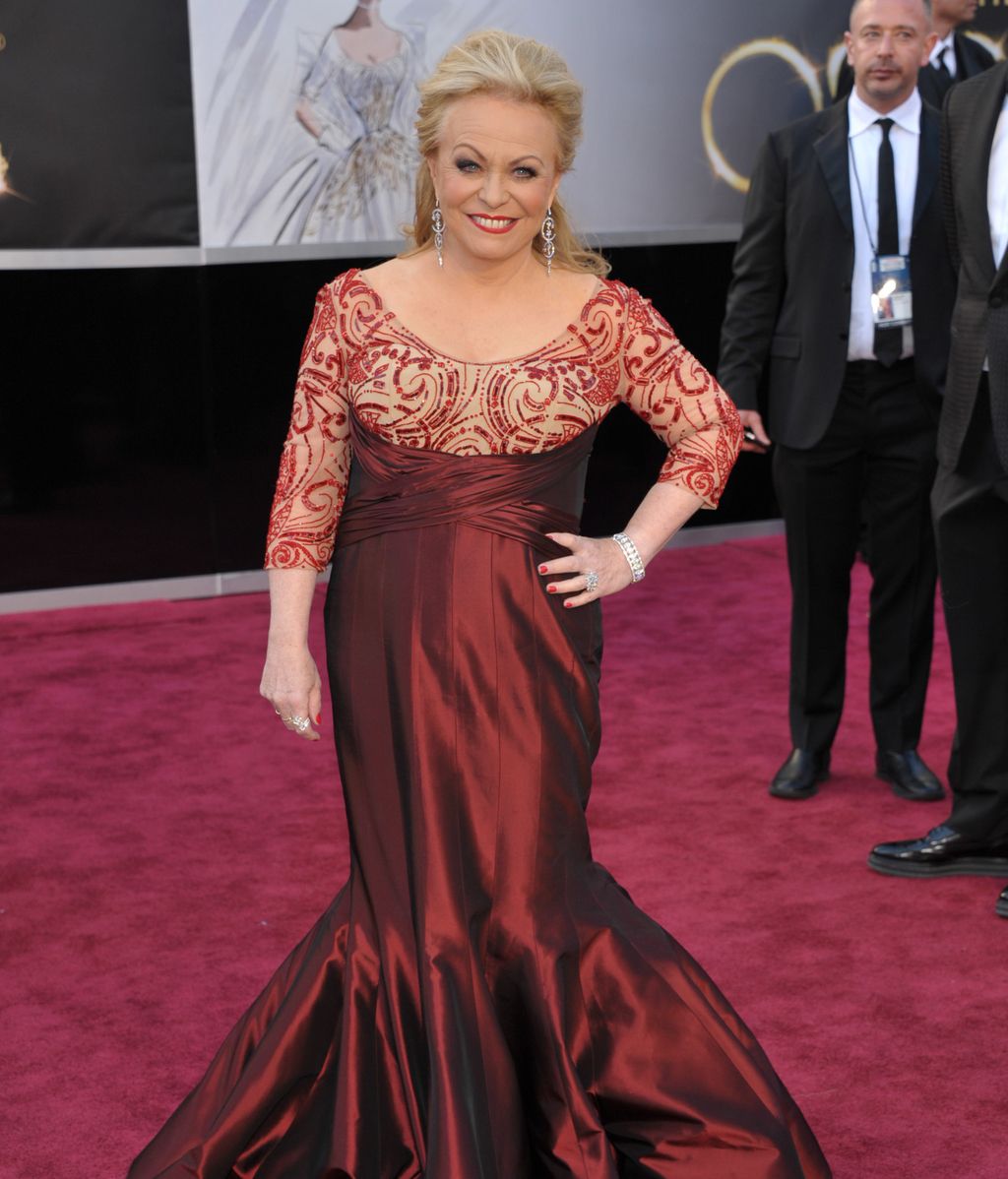 La actriz Jacki Weaver, en la alfombra roja de los Oscar