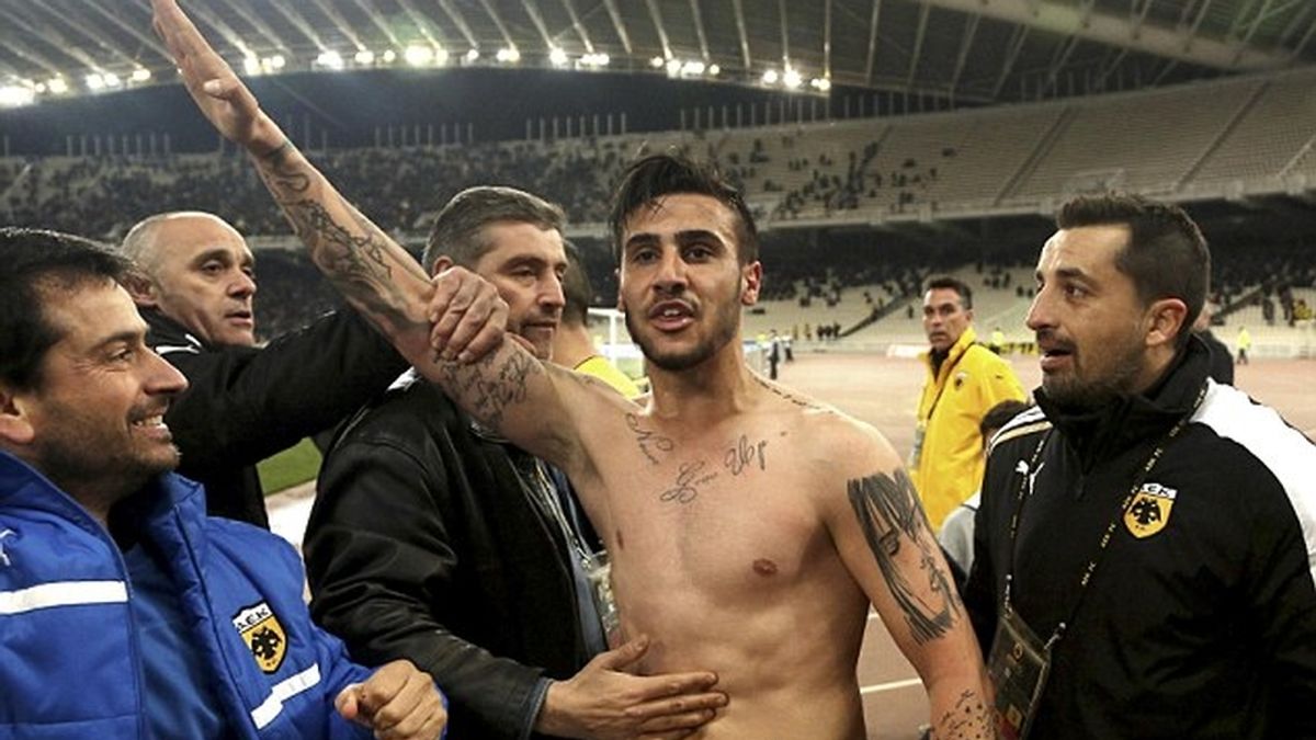 Un futbolista griego celebra el gol de la victoria con el saludo nazi