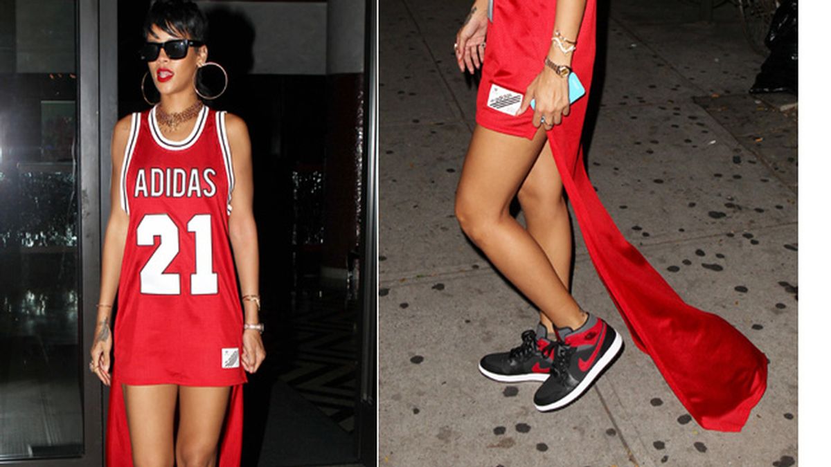 Camiseta por delante vestido de gala por detrás: La nueva moda de Rihanna