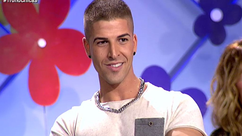 Ylenia, radiante, con un conjunto mini de color blanco