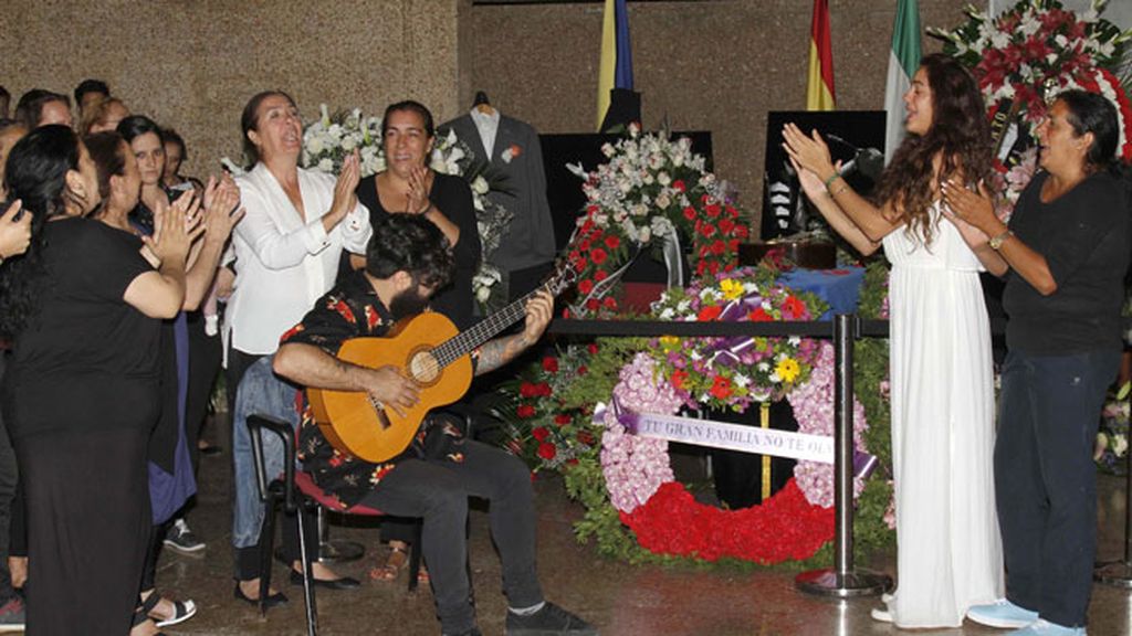 Alba y su viuda, cante jondo con dolor en su último adiós