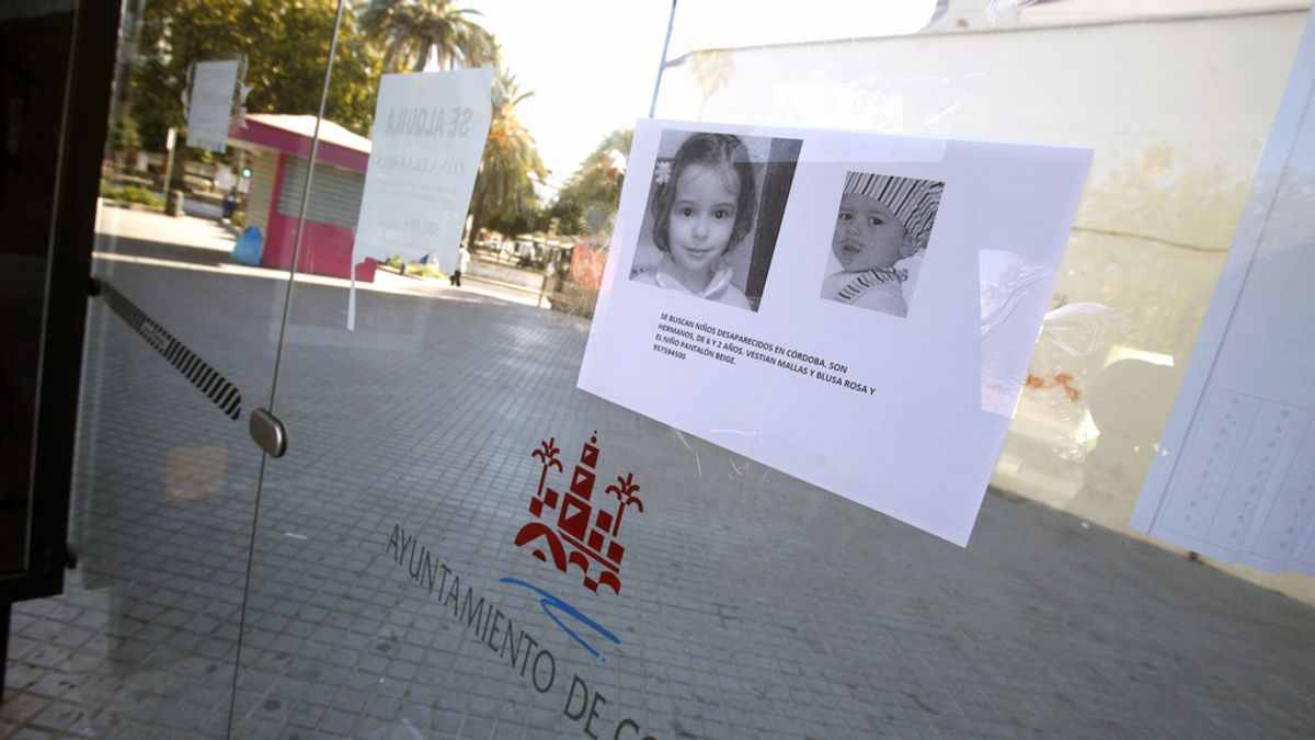 Detalle de una cartel de búsqueda de los dos niños de 2 y 6 años desaparecidos el pasado sábado en un parque de Córdoba en una parada de autobús