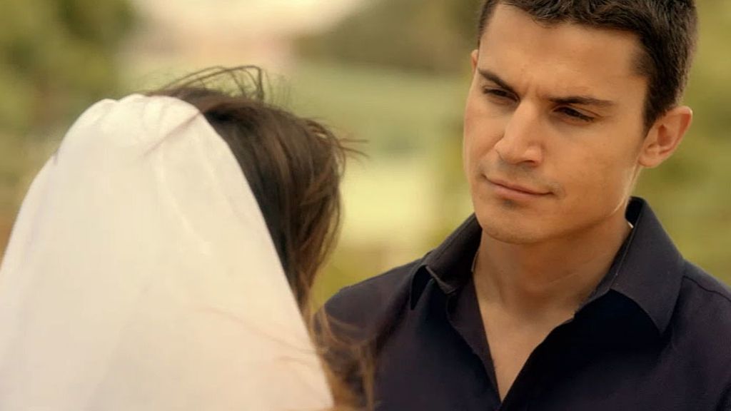 El agente Morey promete a Fátima ayudarla a encontrar a su hermano