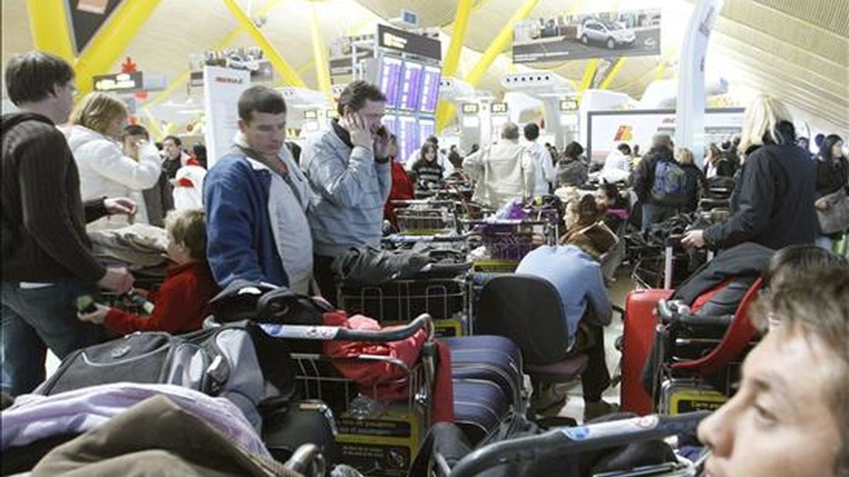 Pasajeros en la T-4 de Barajas. EFE/Archivo Pasajeros en la T-4 de Barajas. EFE/Archivo
