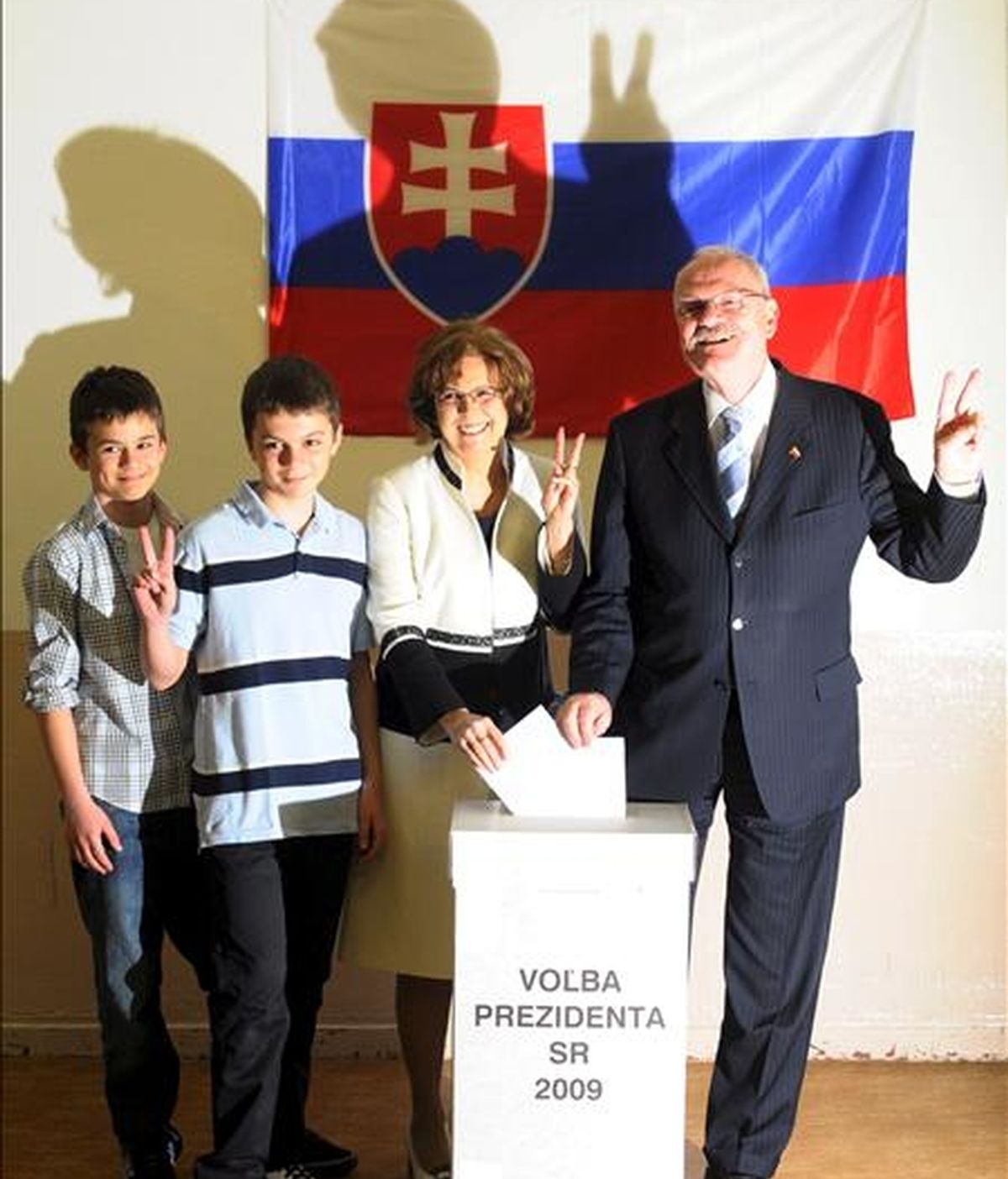 El candidato presidencial eslovaco Ivan Gasparovic (d) posa para los medios junto a su mujer Silvia Radicova y sus nietos Adam (i) y Gregor, durante la segunda vuelta de las elecciones presidenciales eslovacas, en Bratislava. EFE