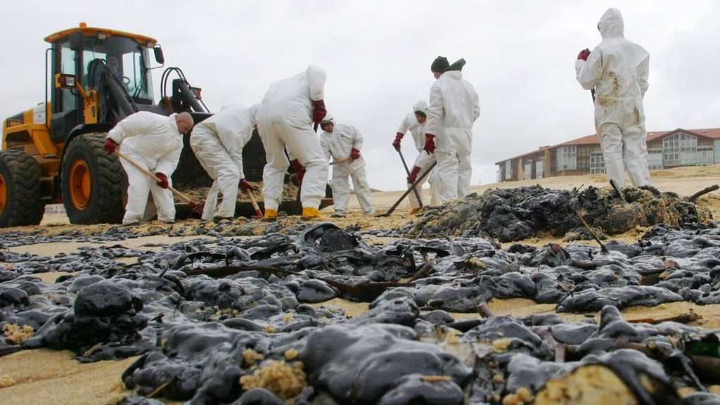 Absueltos los tres acusados de los delitos y condenado el capitán por el Prestige