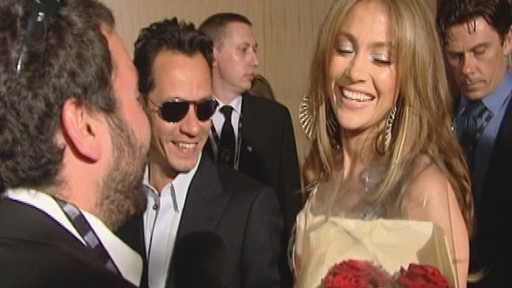 Jennifer Lopez con su ramo de rosas