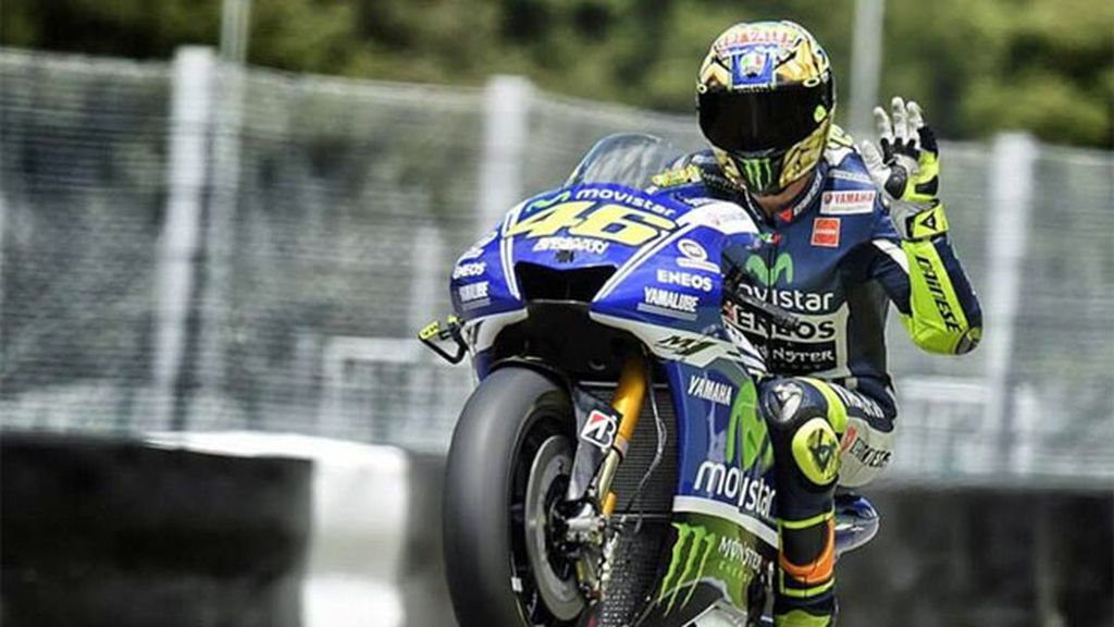 Valentino Rossi corre ante su gente en Mugello