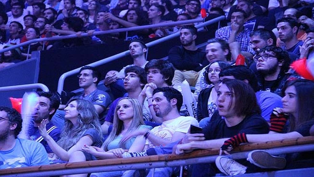 Miles de aficionados jalean a los equipos durante las finales de la 'LCS' en Madrid