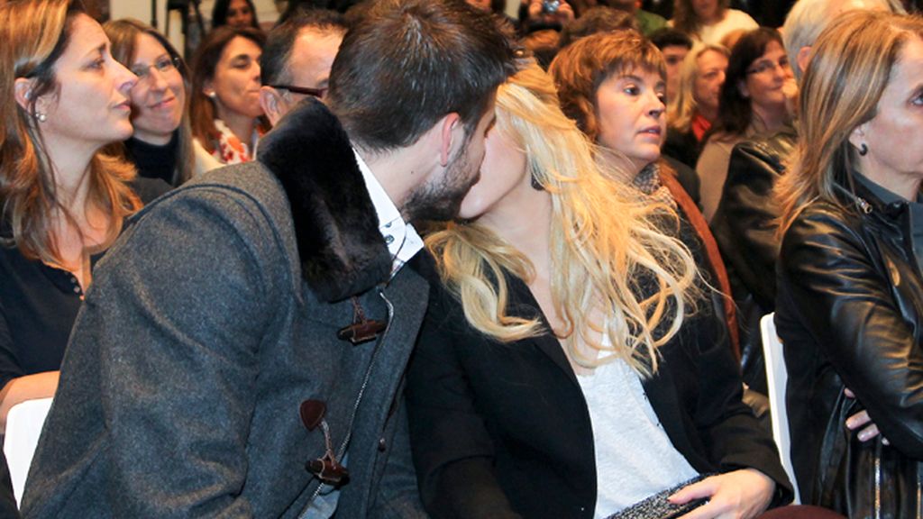 Gerard Piqué se lleva a Shakira a la presentación del libro de su padre
