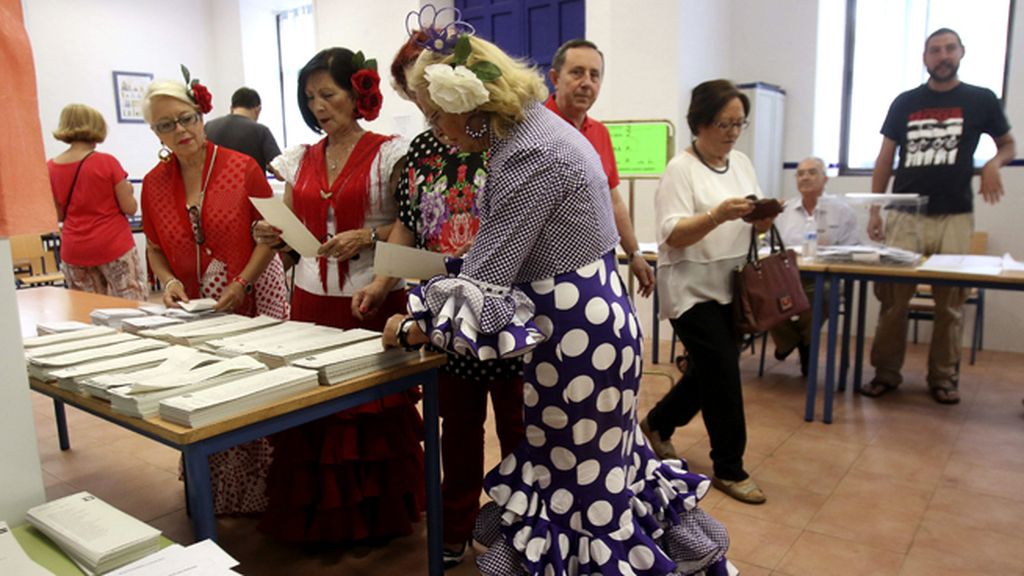 Unas mujeres se escapan de la feria en Córdoba para votar