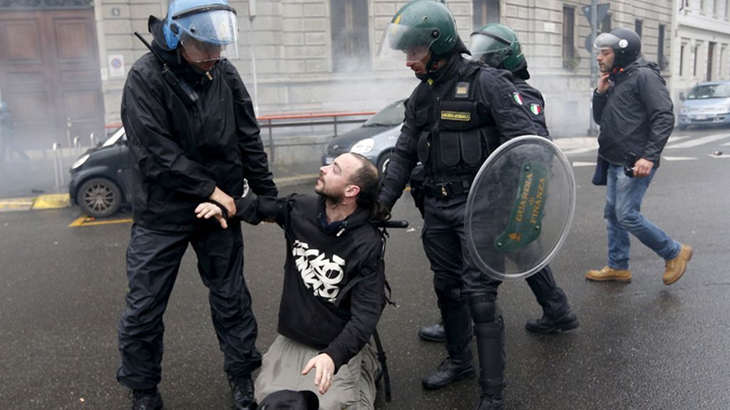 La policía reprime con dureza la protesta de los antisistemas contra la Expo 2015