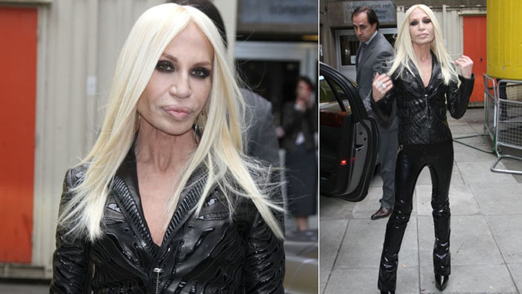 Donatella Versace se decantó por un conjunto de cuero negro