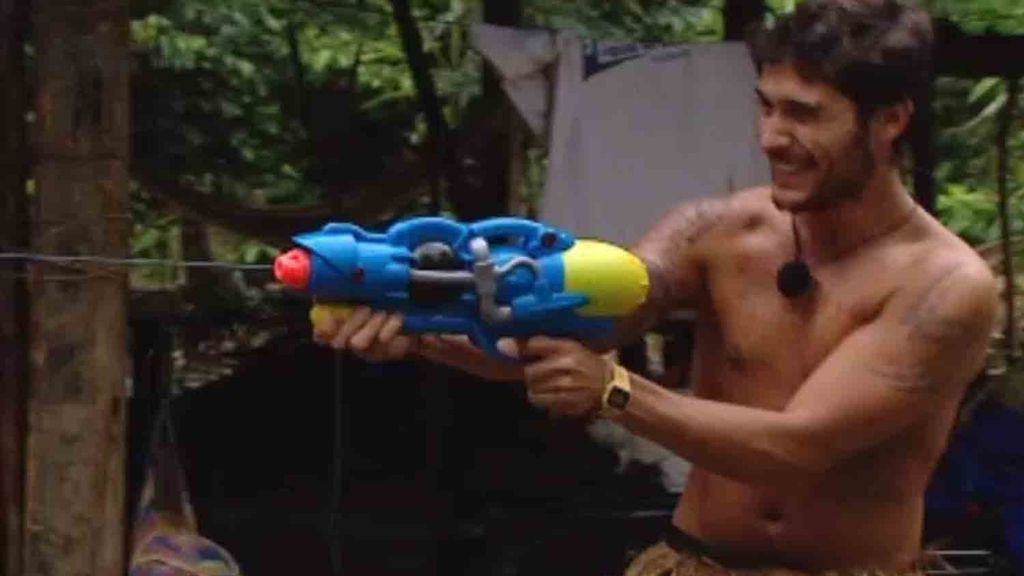 Victor y David se enfrentan a la tribu con pistolas de agua