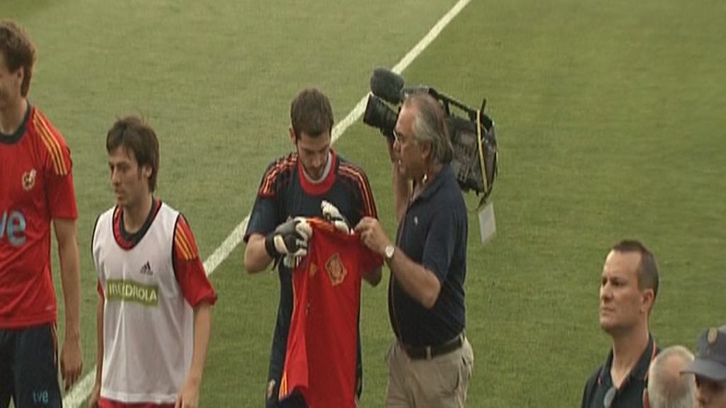 Iker Casilla recibe una peculiar camiseta...