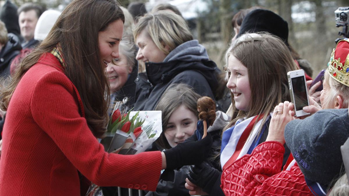 Kate Middleton se encuentra con su réplica en muñeca