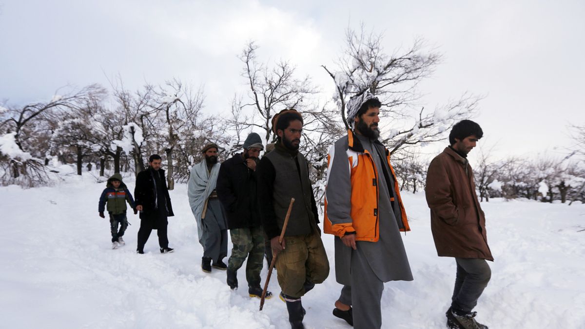 Familiares de las víctimas de las avalanchas de nieve en Afganistán buscan a sus seres queridos