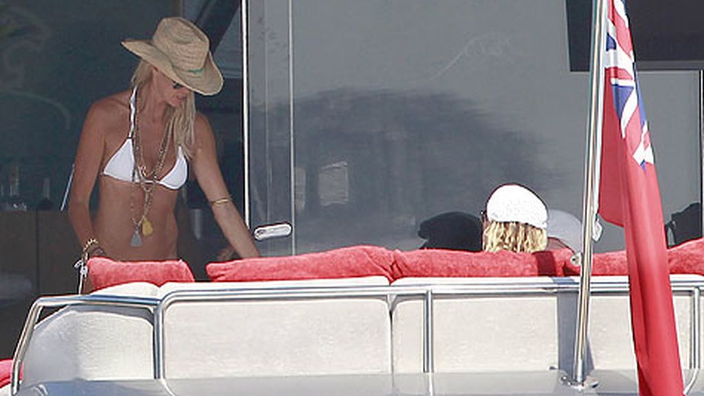 La modelo descansa en la isla de Ibiza