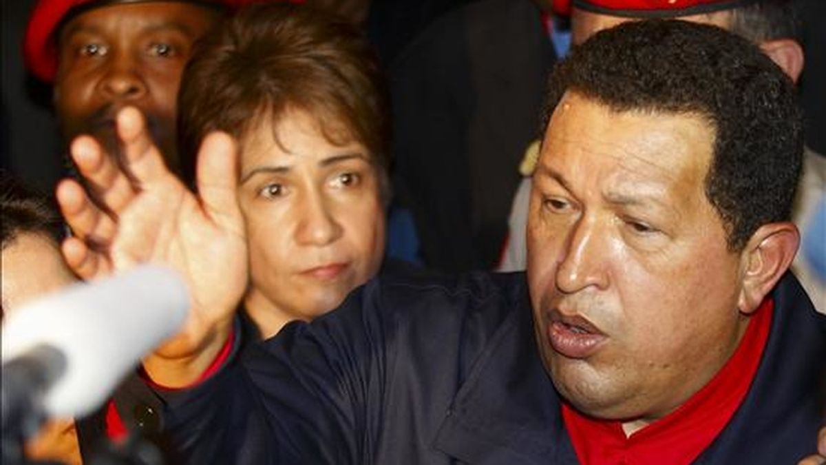 Chávez dijo  periodistas en Puerto España, sede de la V Cumbre de las Américas, que tuvo una conversación "afable" con Hillary Clinton sobre el estado de las relaciones bilaterales. EFE