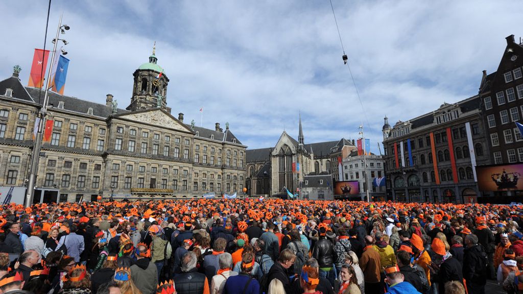 Miles de holandeses en la plaza Dam de Amsterdam