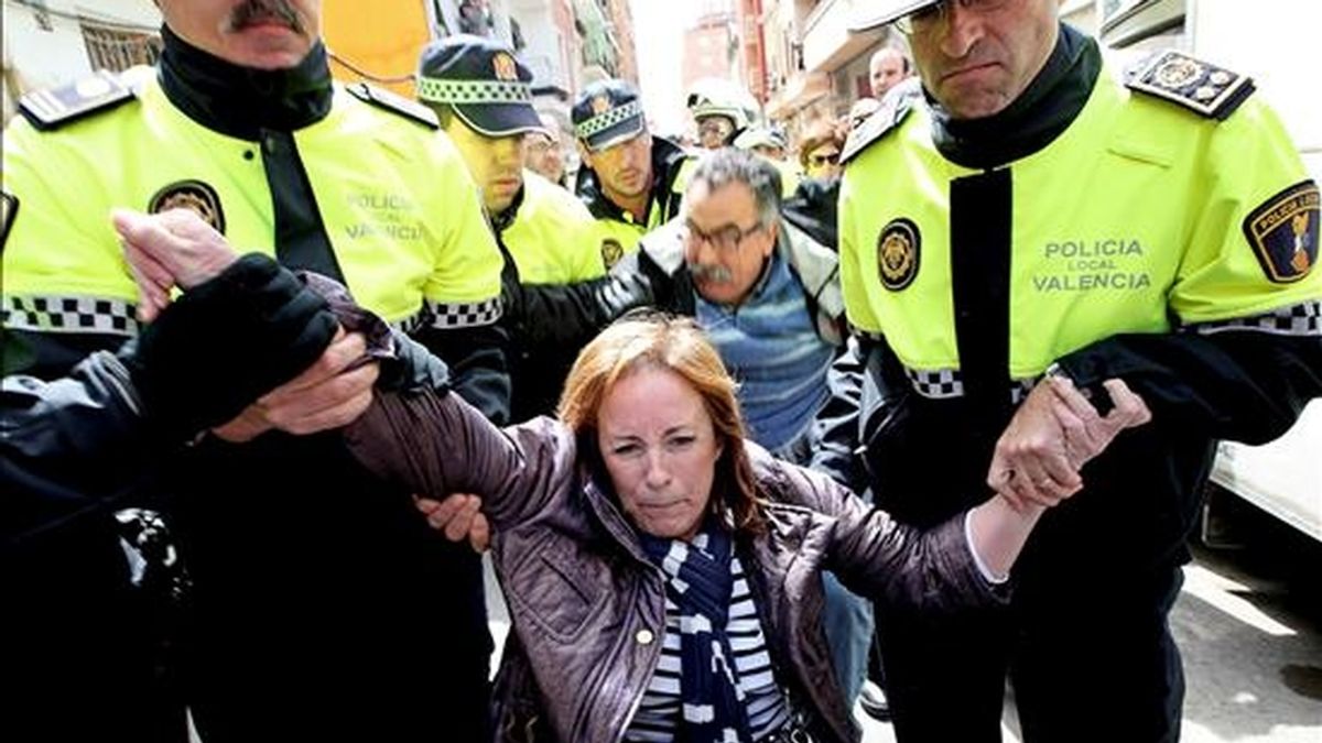 La coordinadora de Esquerra Unida Marga Sanz es desalojada por agentes de la Policía Local de Valencia cuando, junto a concejales y diputados autonómicos, secundaba la protesta de varios vecinos contra el inmediato derribo de una vivienda en el barrio del Cabanyal. EFE