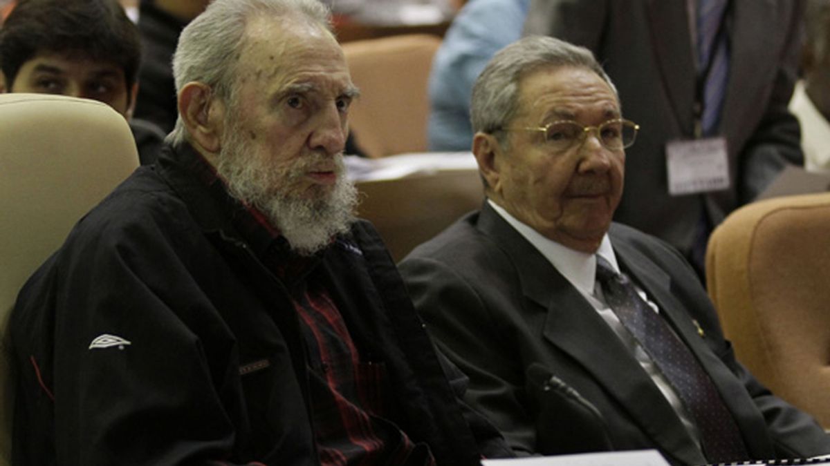 Fidel Castro asiste a la sesión de constitución de la Asamblea Nacional cubana