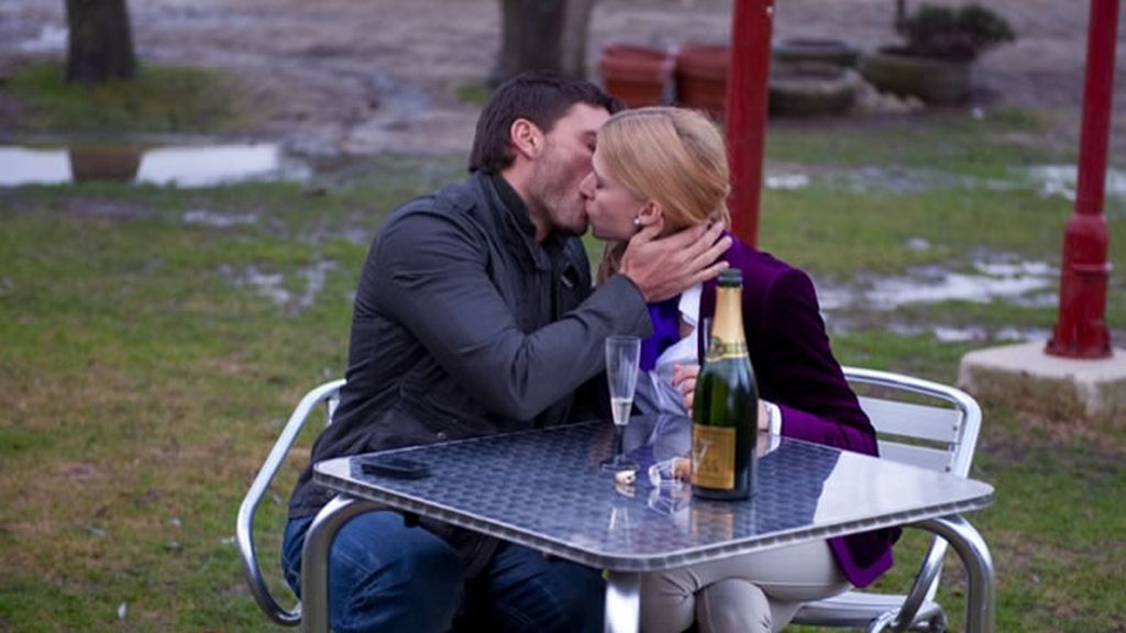 Juana y Leo se besan en el parque
