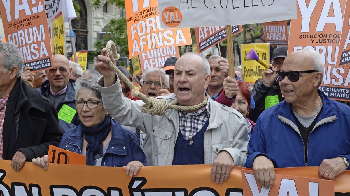 Afectados por la estafa de Fórum y Afinsa se manifiestan en Madrid exigiendo una solución