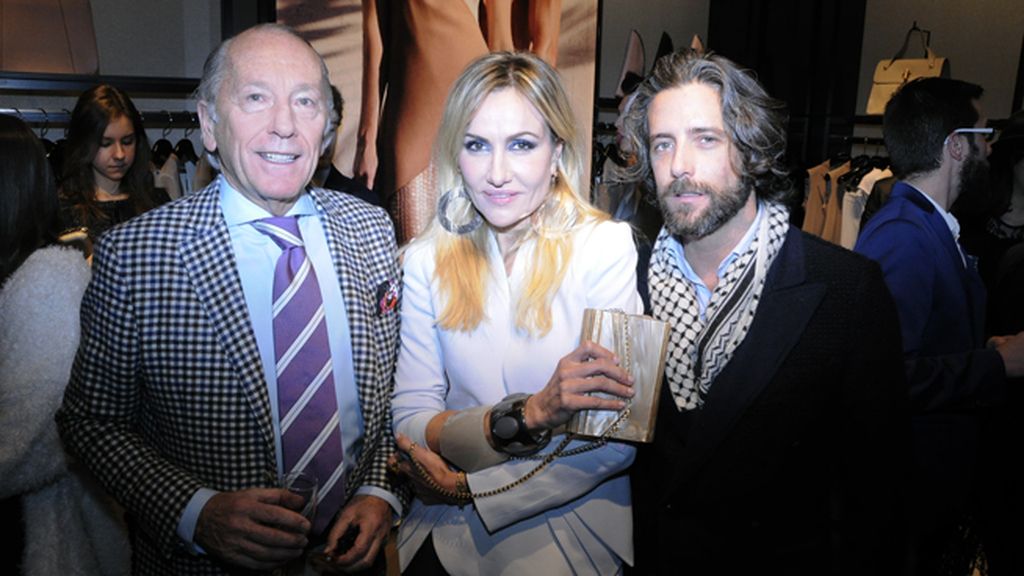 Jorge Portuondo Wakonigg, Clara Courel con bolso de Jimmy Choo y Hugo Portuondo