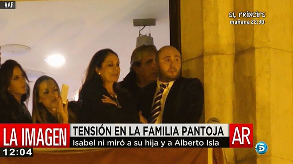 Isabel Pantoja siguió la procesión al lado de Kiko y Anabel
