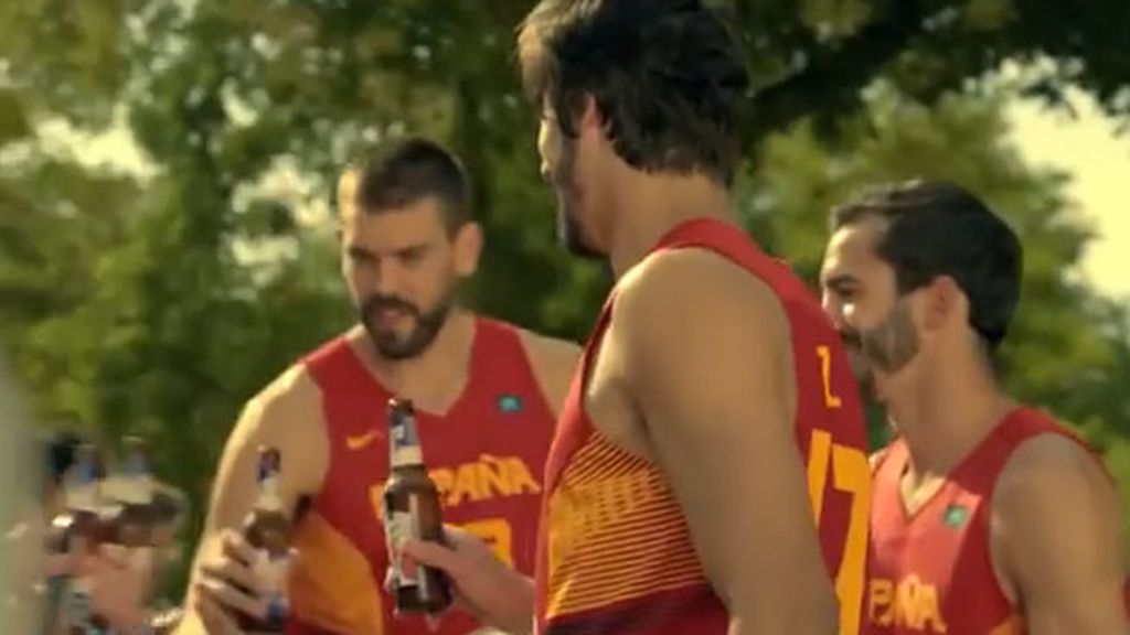 También amenizan los ratos entre partidos: chicos de anuncio