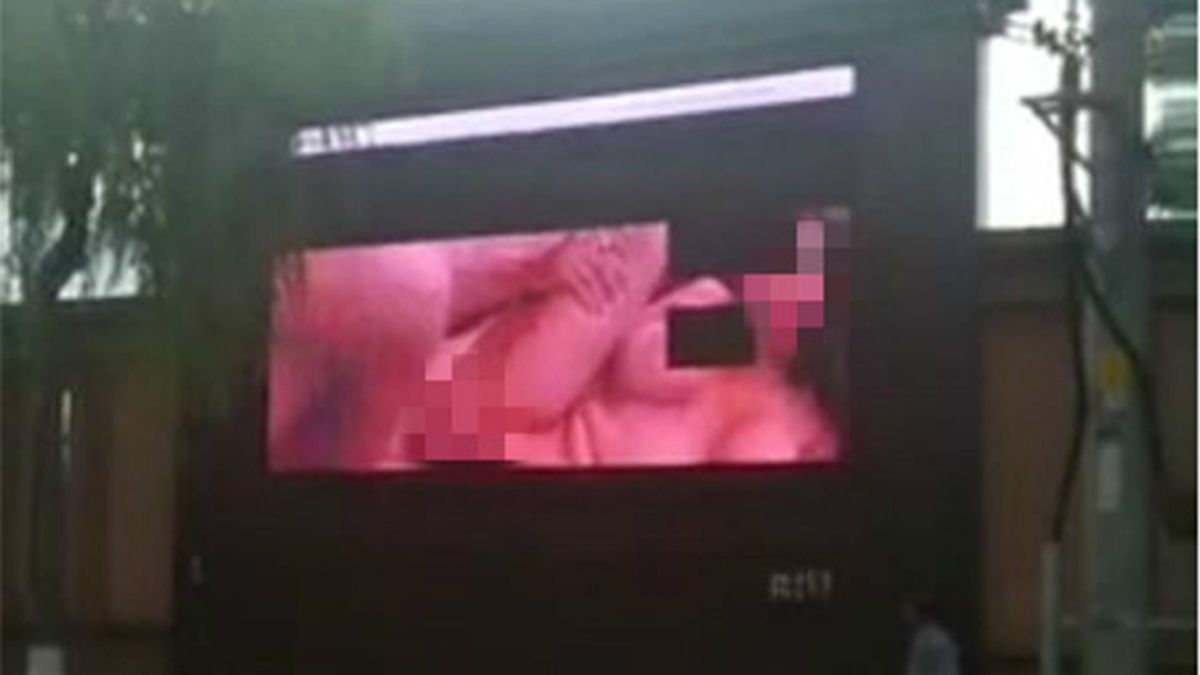 Vídeo pornográfico exhibido por error en una pantalla publica