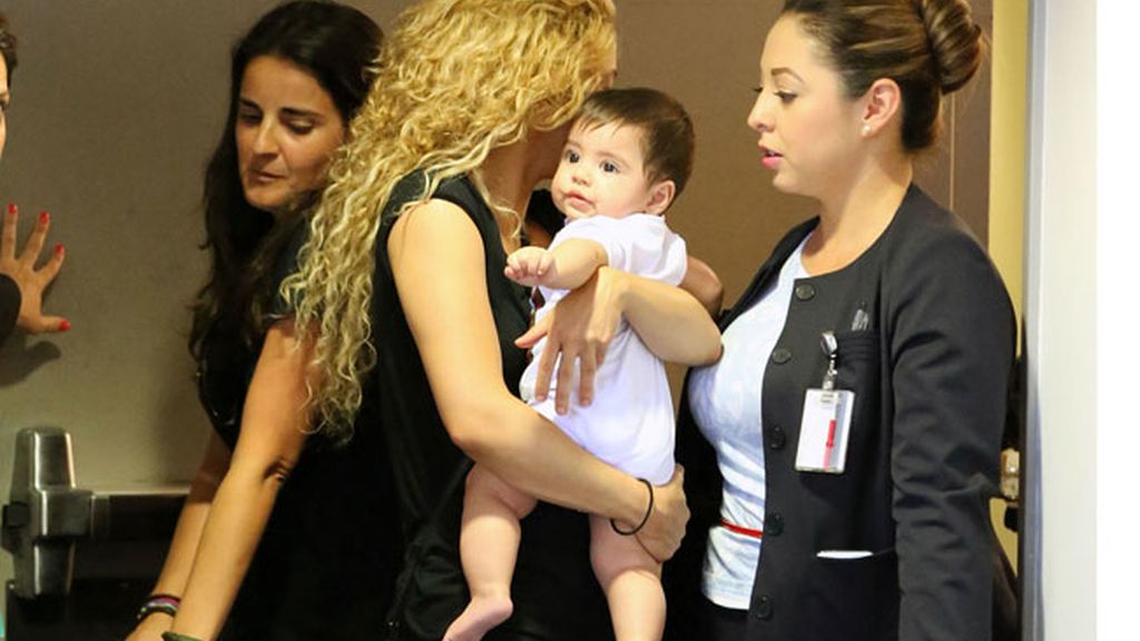 Shakira, loca con su 'waka-bebé', carrito en mano en el aeropuerto de Los Ángeles