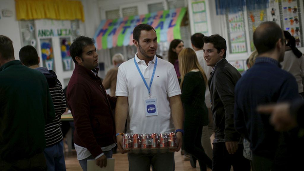 Un interventor del Partido Popular carga con latas de cerveza