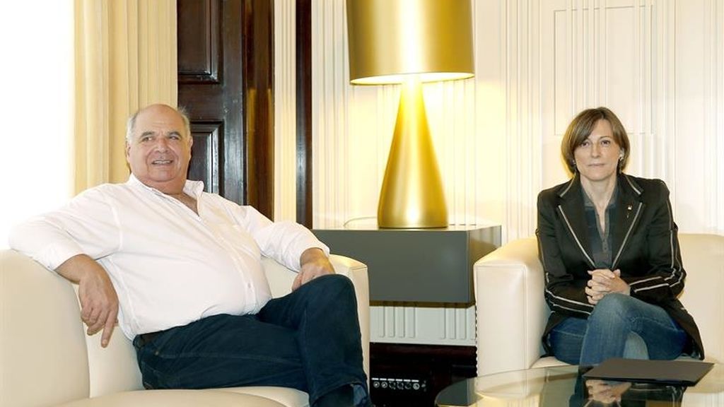 Lluís Rabell, de SíQueEsPot, con la presidenta del Parlament, Carme Forcadell