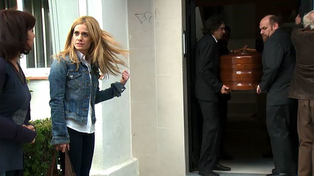 Carlota buscaba a su padre y encontró a su hermano