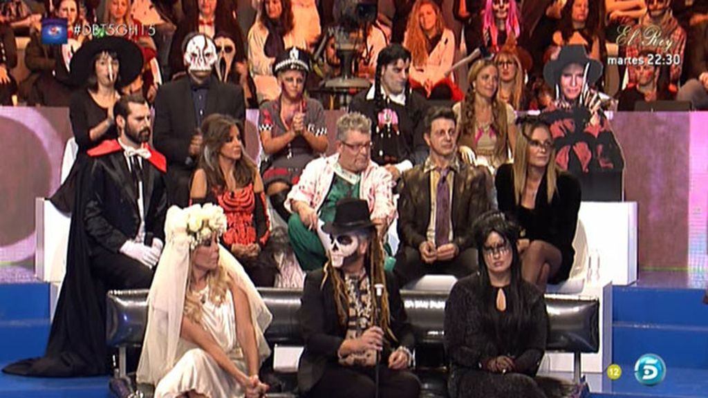 Las gradas del debate celebran Halloween