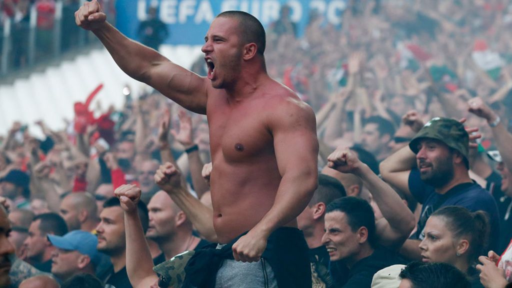 Porras extensibles y gases lacrimógenos para controlar a hooligans húngaros