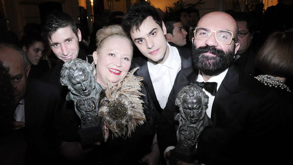 Sylvie Imbert  y Paco Delgado con sus goyas respectivos por el maquillaje y el vestuario de Blancanieves