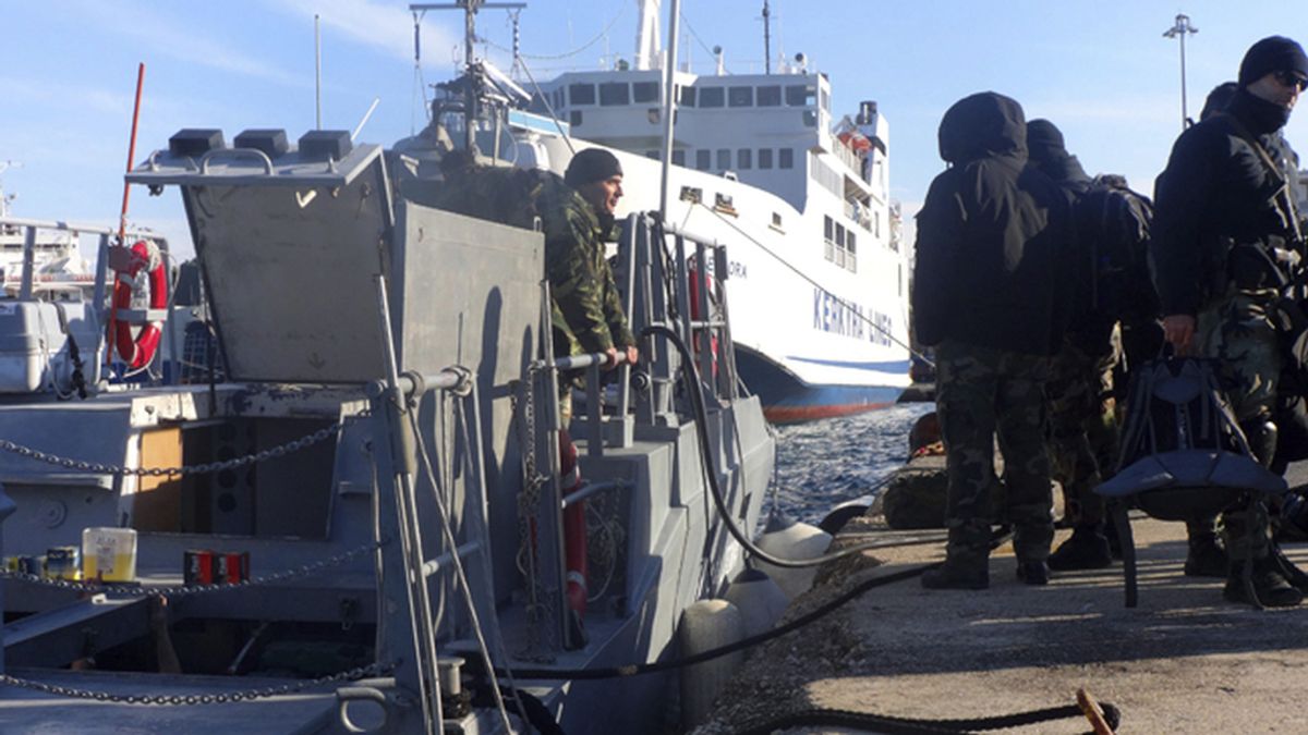 Un buque de pasajeros en aguas de Corfú envía una señal de auxilio