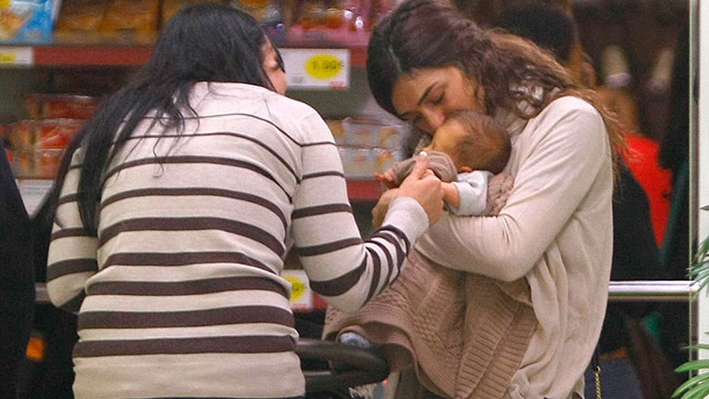 Pasea su reciente maternidad por las calles de Madrid