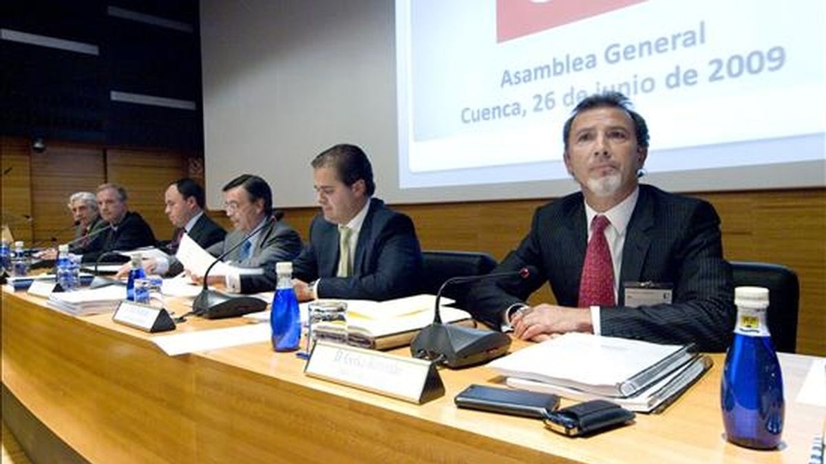 El nuevo director de la Caja Castilla-La Mancha, Gorka Barrondo (d), durante la primera asamblea general ordinaria de la entidad, tras ser intervenida por el Banco de España, que se ha celebrado en Cuenca. EFE
