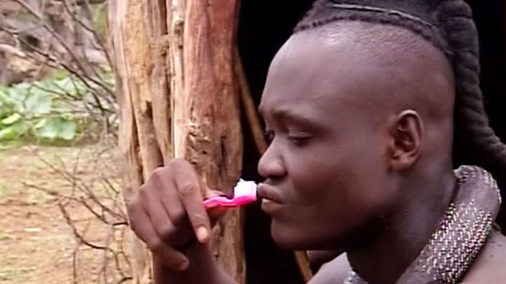 José intenta enseñar a los himbas cómo se lava los dientes un occidental