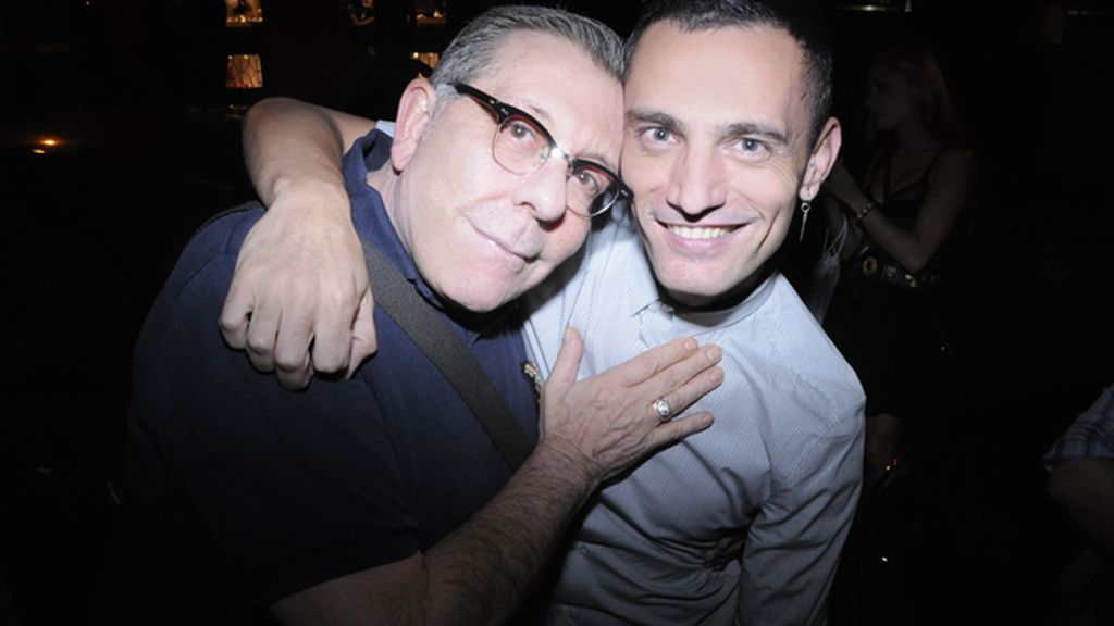 El fotógrafo Juan Gatti, artífice de los más icónicos retratos de Alaska, junto al diseñador David Delfín