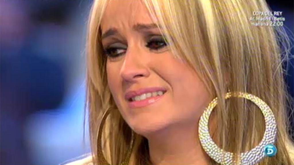 Verónica, la madre de José María, le ha entregado a La Húngara una camiseta con la foto de su hijo