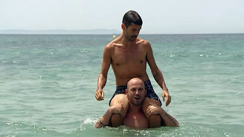 Manu aprovecha el barro para acercarse al soltero