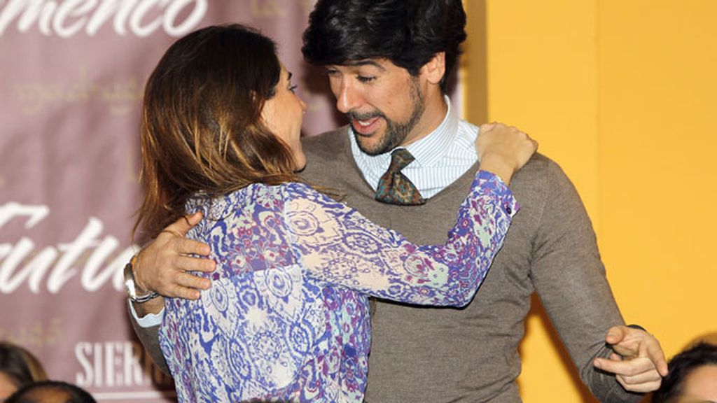Lourdes Montes saludando a un amigo