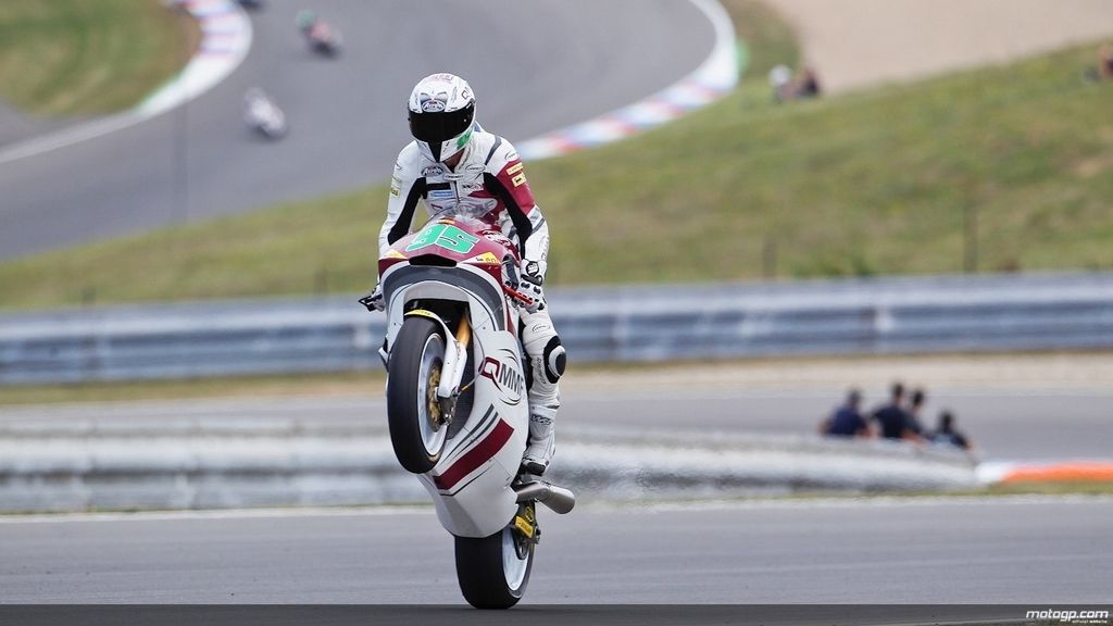 Anthony West se luce con un caballito en los entrenamientos de Moto2™