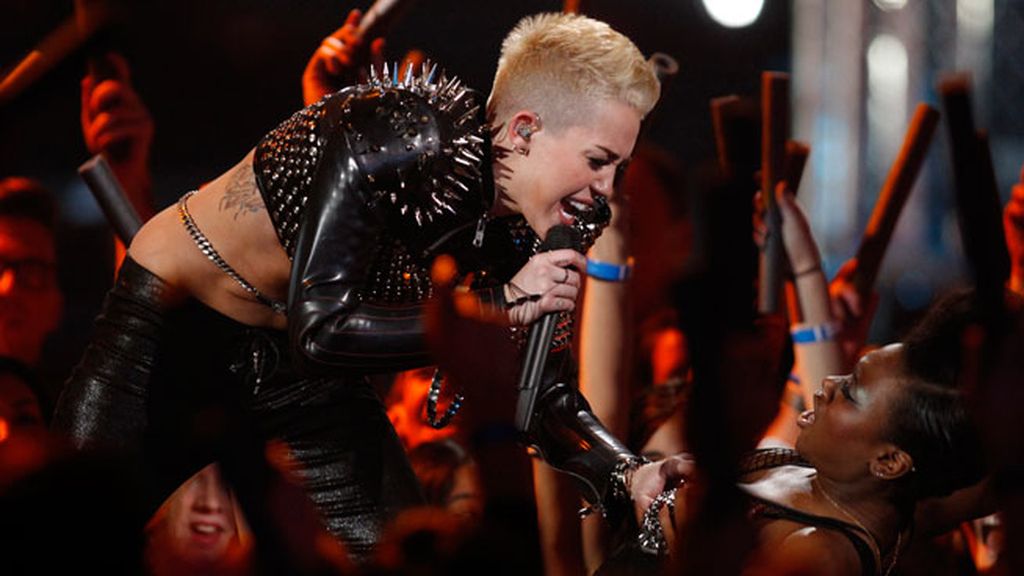 Miley Cyrus muestra su lado más punk y rompedor