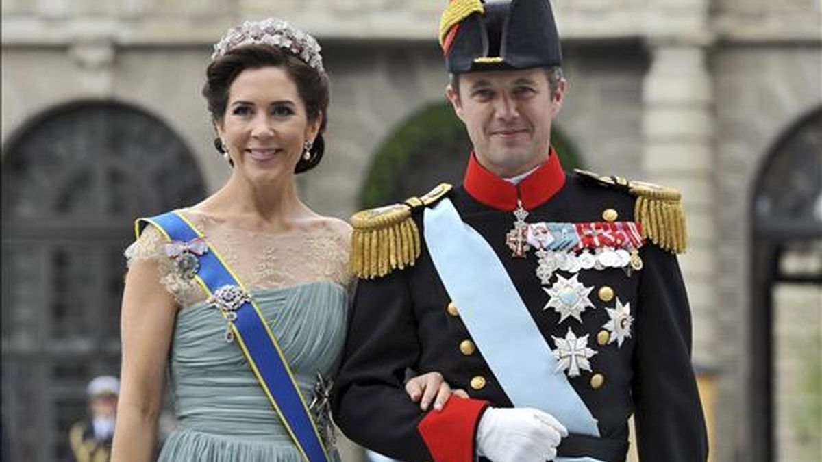 El príncipe heredero Federico de Dinamarca, y su mujer, la princesa Mary, llegan a la boda de la princesa heredera Victoria de Suecia y Daniel Westling, en Estocolmo (Suecia), el pasado 19 de junio. EFE/Archivo